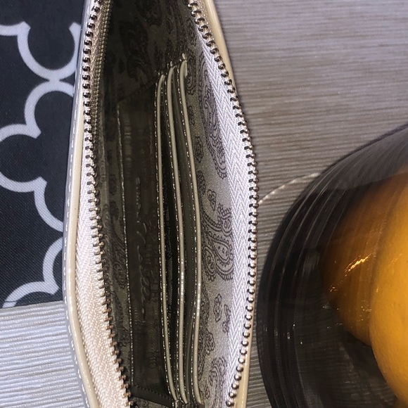 Wristlet or wallet w zipper! Laquer finish creme! - Picture 3 of 5